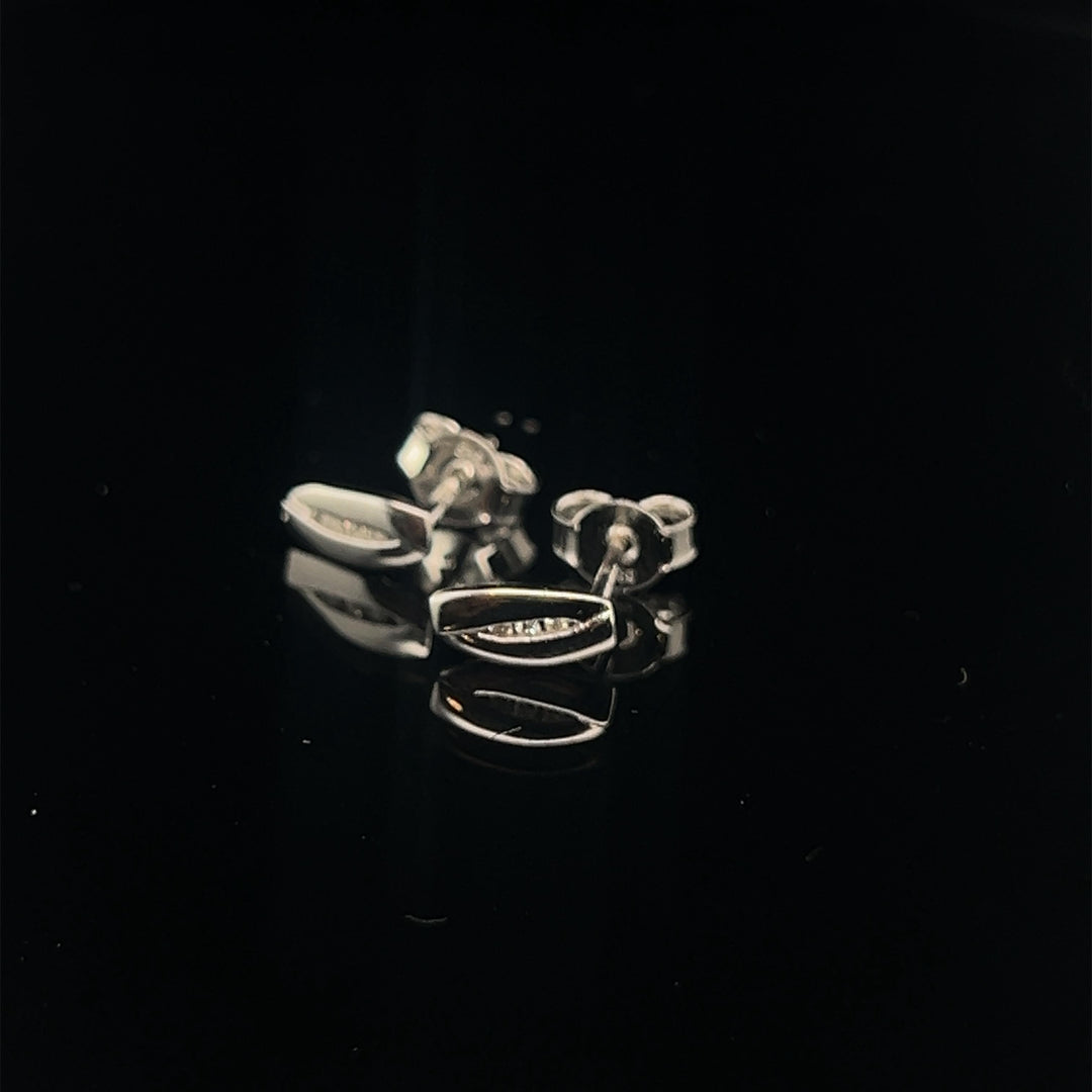14 kt witgouden oorringen gezet met 3 stuks diamant met totaal 0.06 ct diamant