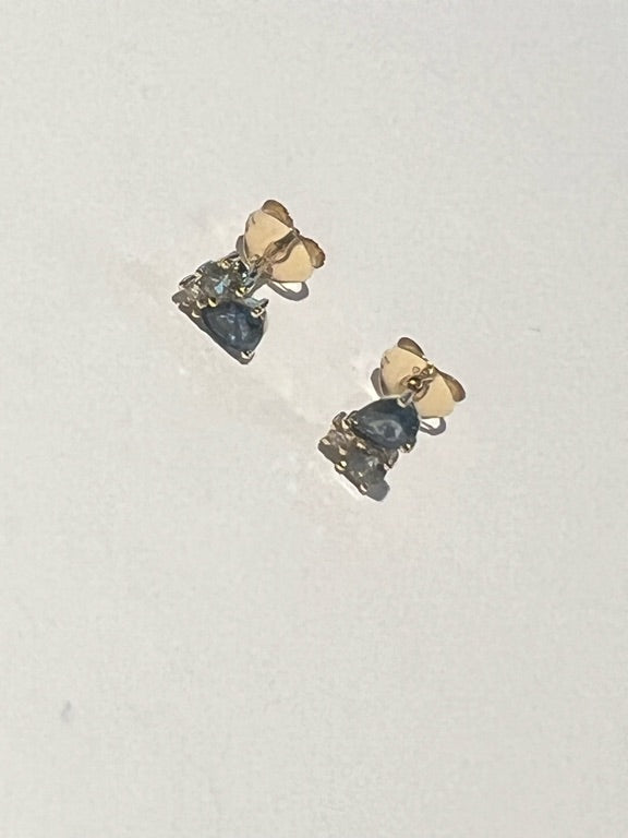 18 kt oorstekers diamant blauwe saffier en groene saffier 068322SA