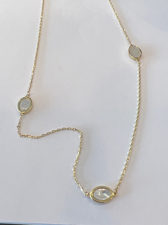 14 kt geelgouden collier met 3 bedels ertussen gezet gladom met parelmoer.