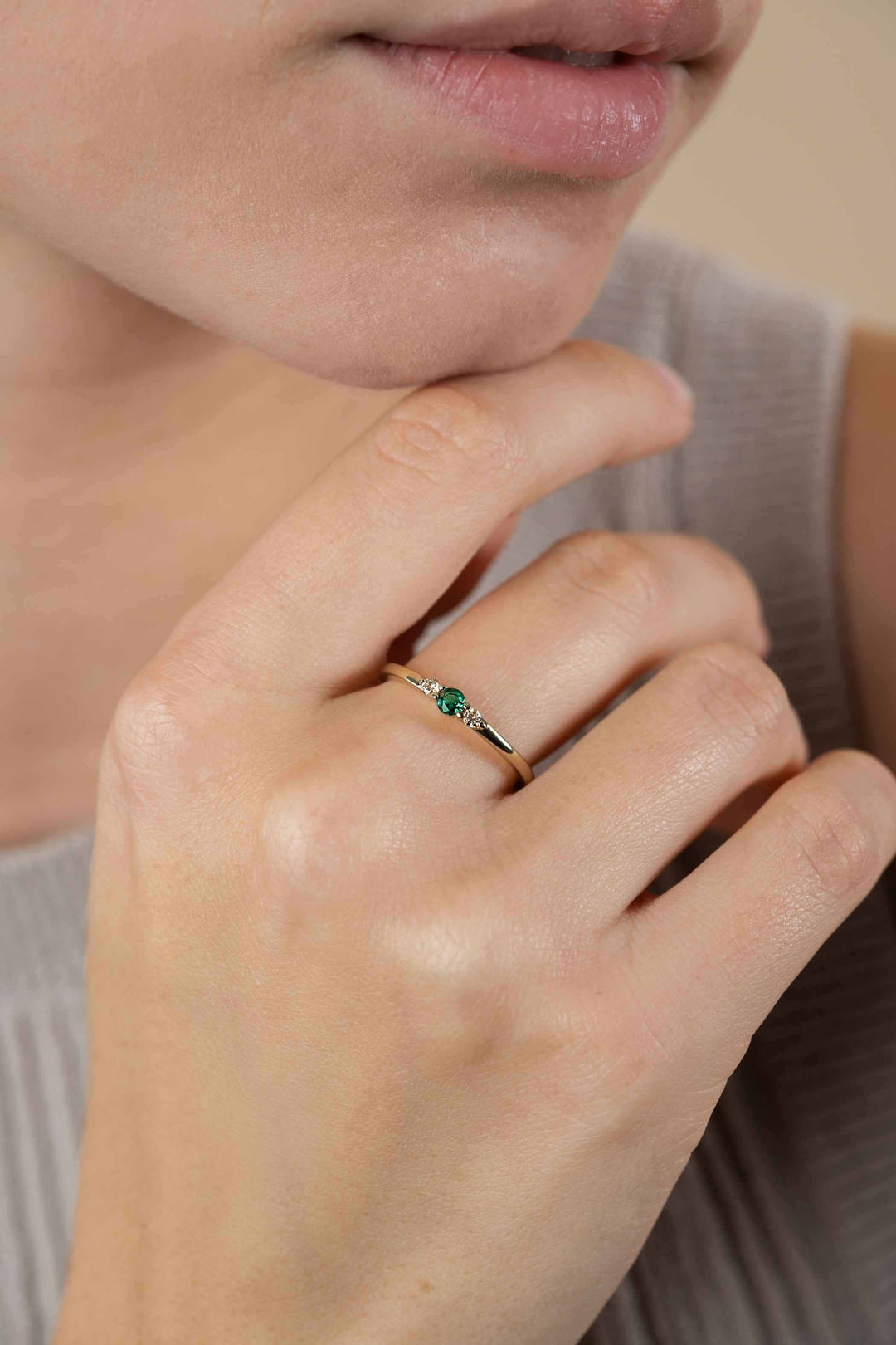 ZINZI gold plated zilveren ring met groene en champagne kleurstenen 3 mm – ZIR2562