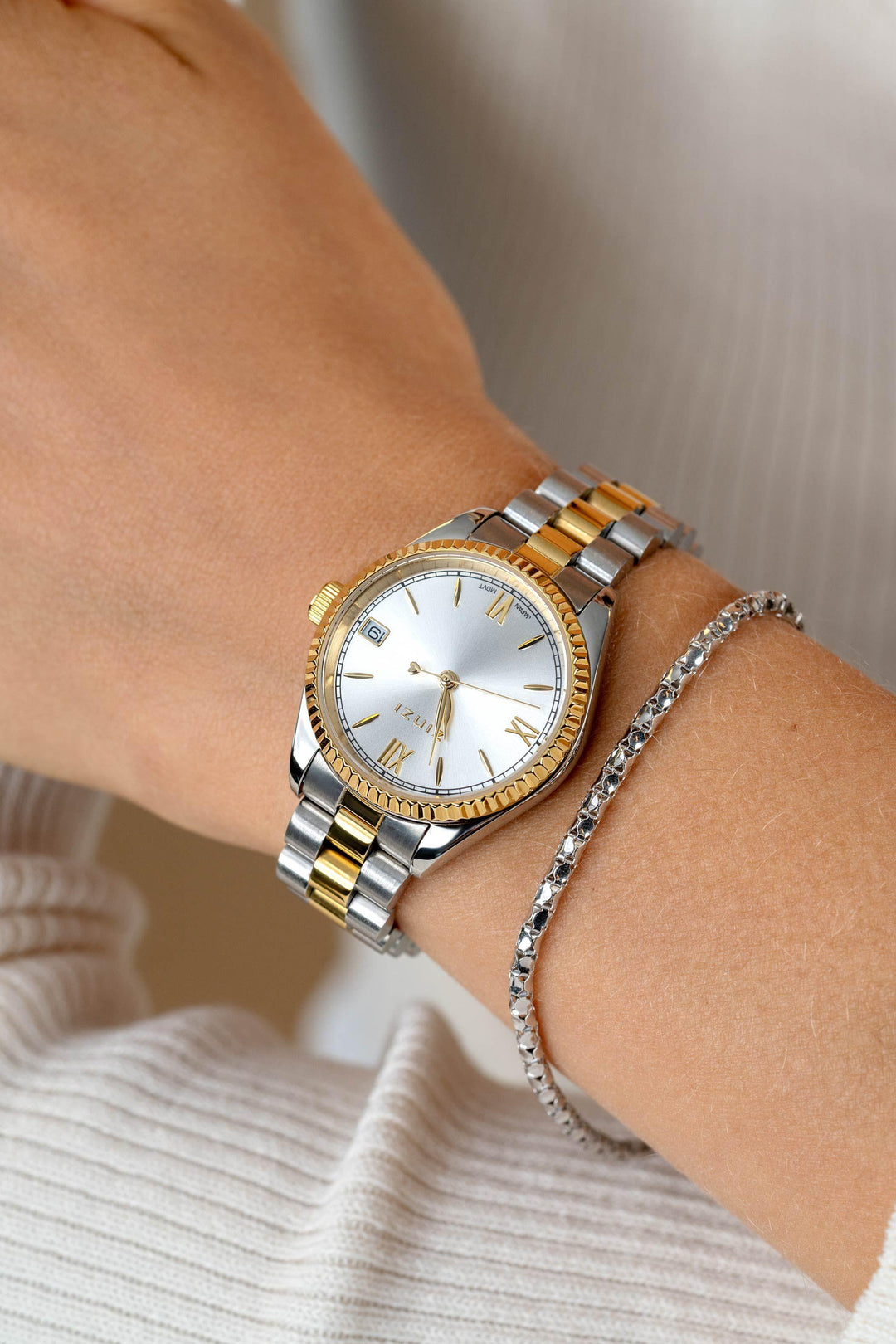 ZINZI Iconic horloge 30mm met datum, goudgekleurde gekartelde rand, zilverkleurige wijzerplaat en stalen bicolor schakelband ZIW2233