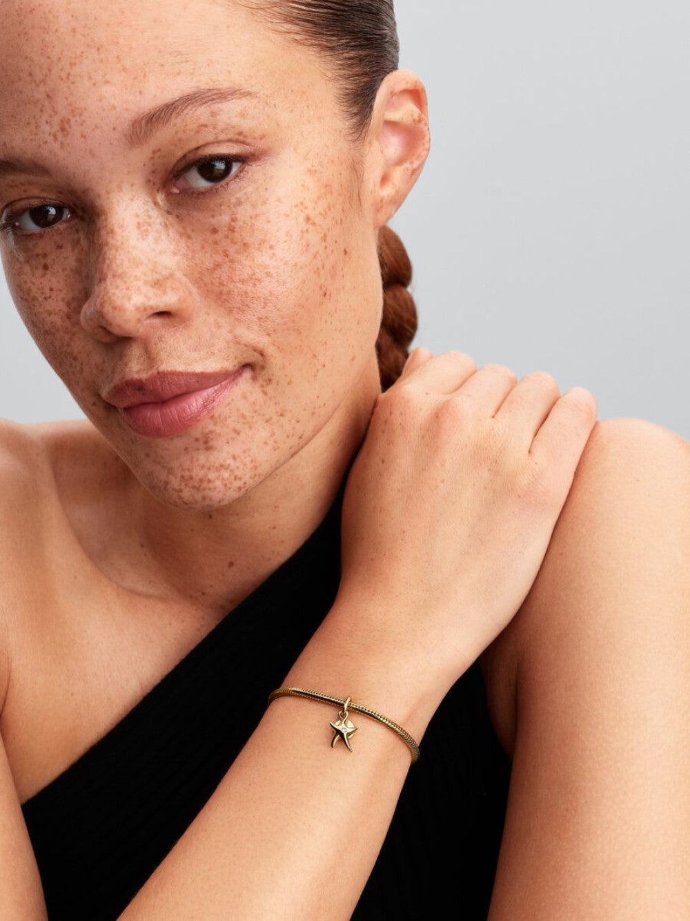 Pandora Moments 763892C01 – goudkleurige hangende bedel met zeester en rondje