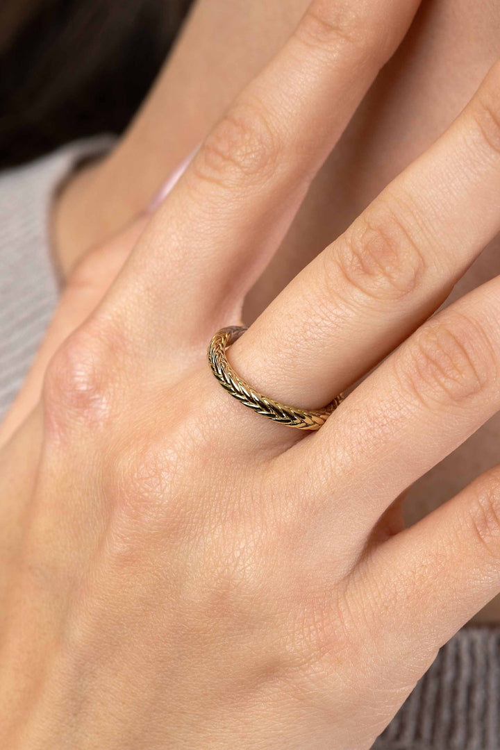 ZINZI gold plated zilveren ring met gevlochten touweffect 2,6 mm – ZIR2553G