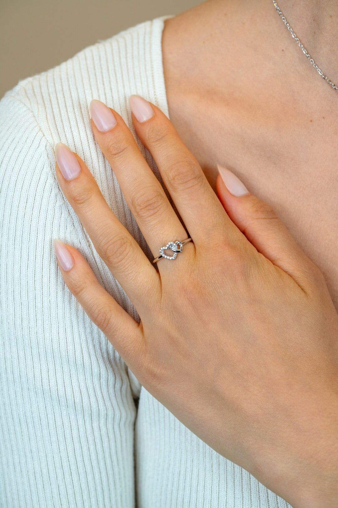 ZINZI zilveren ring 2 hartjes met elkaar verbonden, 1 hart bezet met witte zirconia&
