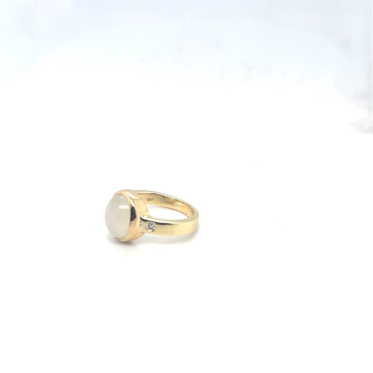 14 Karaat Massieve Ring met Diamant en Maansteen – Huyscollectie Geelgoud