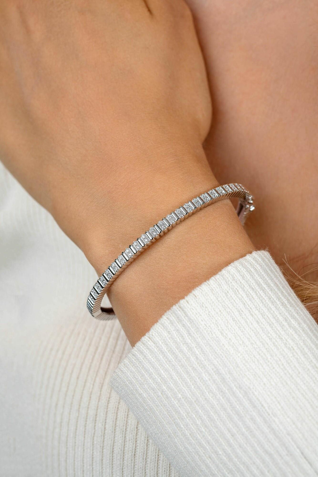 ZINZI zilveren bangle armband 4mm breed, bezet met witte zirkonia&