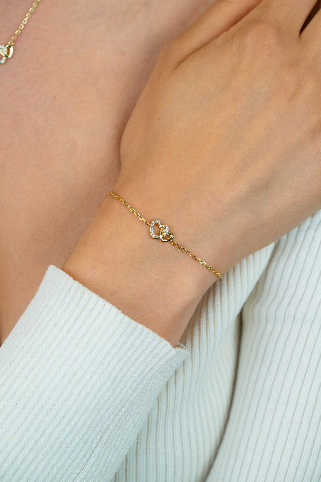 ZINZI gold plated zilveren armband met verbonden hartjes, witte zirkonia&