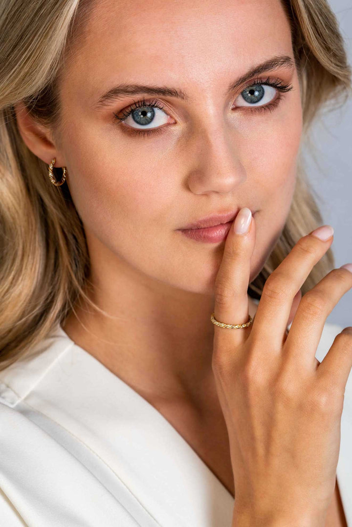 ZINZI Gold Plated Zilveren Aanschuifring Gedraaid met Witte Zirconia’s – ZIR2320Y
