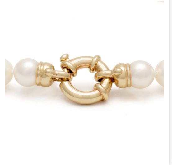 Een Elegante Parelhalsketting van 42 cm met 14 kt Gouden Tussenkralen en een Prachtige Bolle 14 kt Zware Veerring