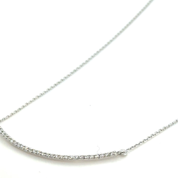 14 karaat witgouden collier met gebogen diamant balkje 0,15 ct H/VSI
