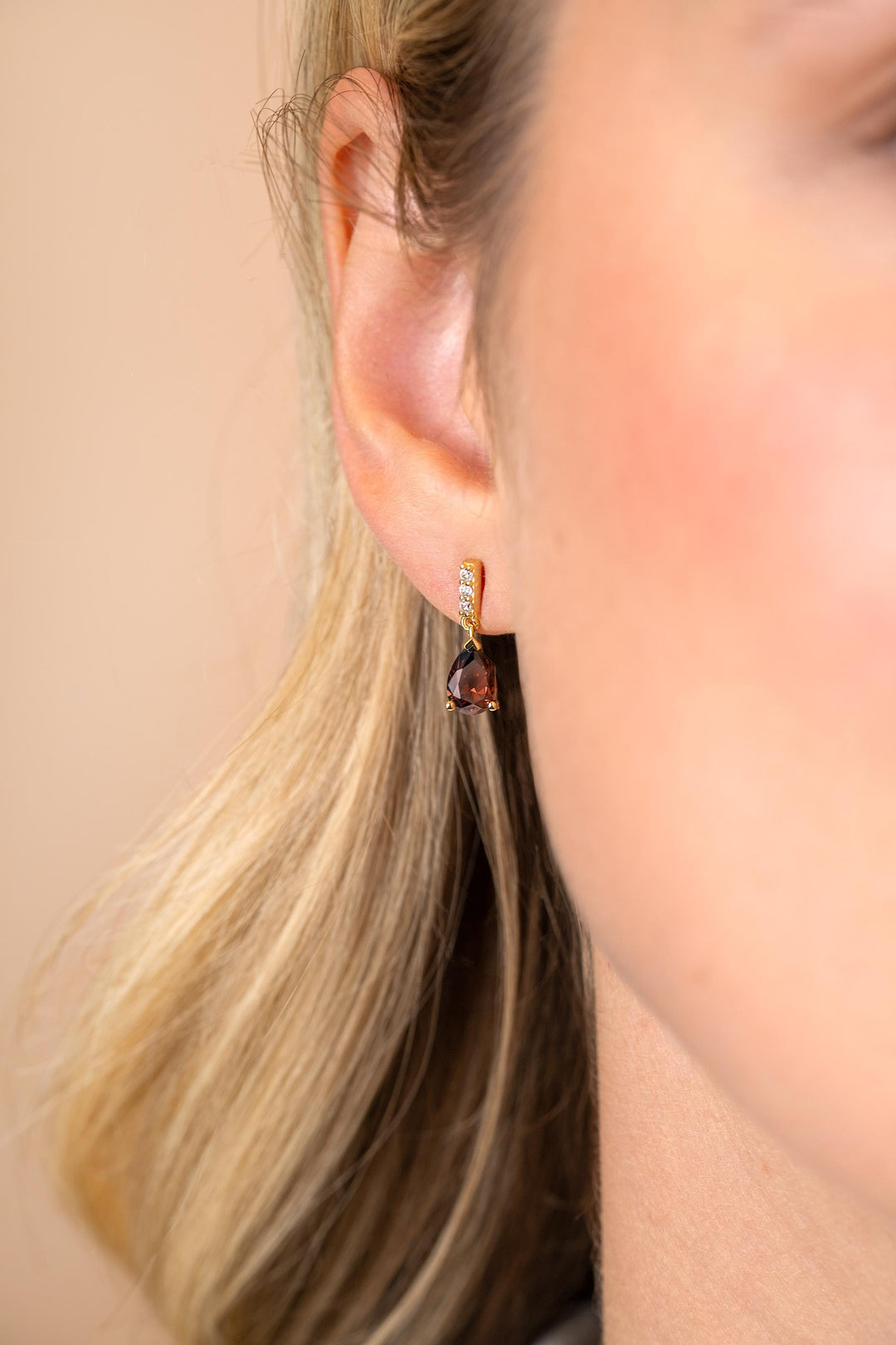 ZINZI goldplated oorstekers met bruine druppelsteen  ZIO2804