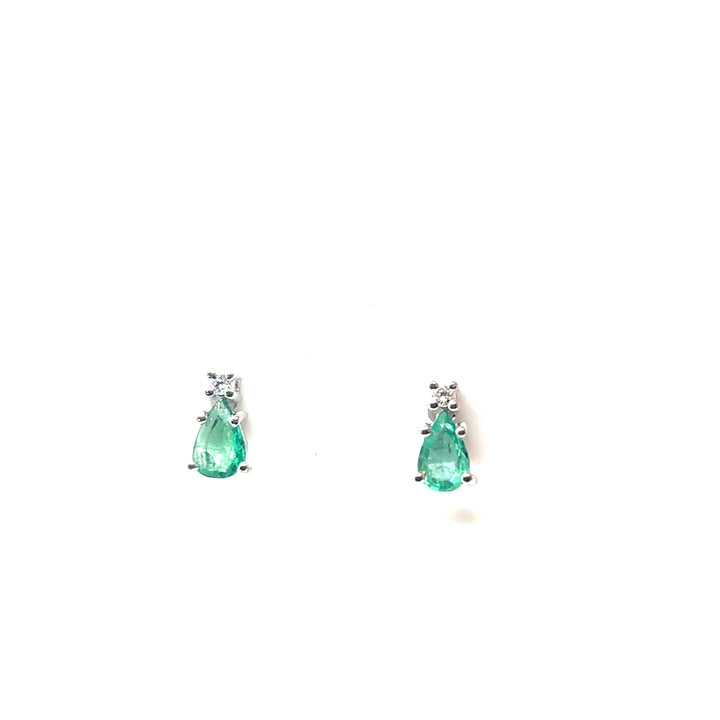 14 kt oorstekers wit druppelvorm smaragd en Diamant