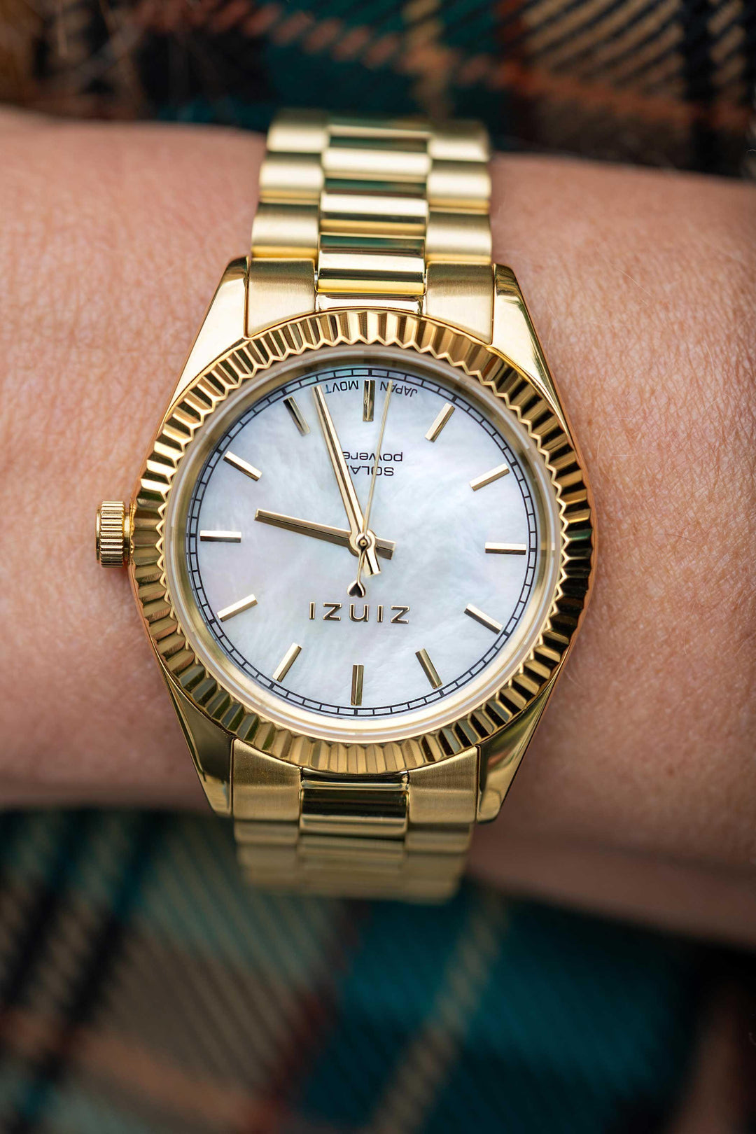 ZINZI Solaris horloge met zilverkleurige wijzerplaat, double stalen kast 35mm en stalen band met clip-sluiting. Het Japanse uurwerk loopt op zon- en kunstlicht ZIW2102