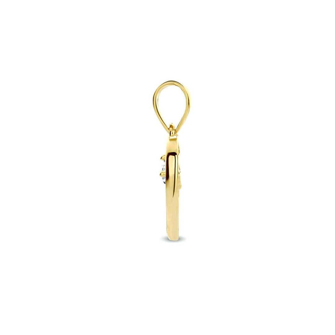 14k Geelgouden hanger uitgevoerd in de vorm van een hartje met daarin een heldere zirkonia. De hanger heeft een totale hoogte van 1.4cm en een breedte van 9.8mm.