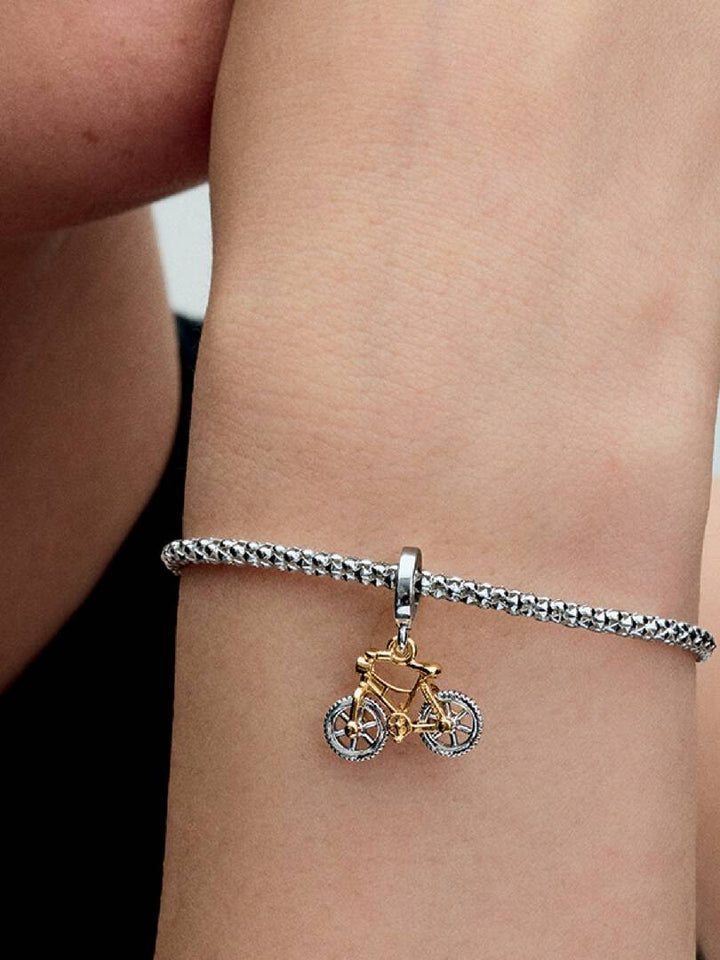 Pandora Tweekleurige Fiets Hangende Bedel met Draaiende Wielen 763354C01