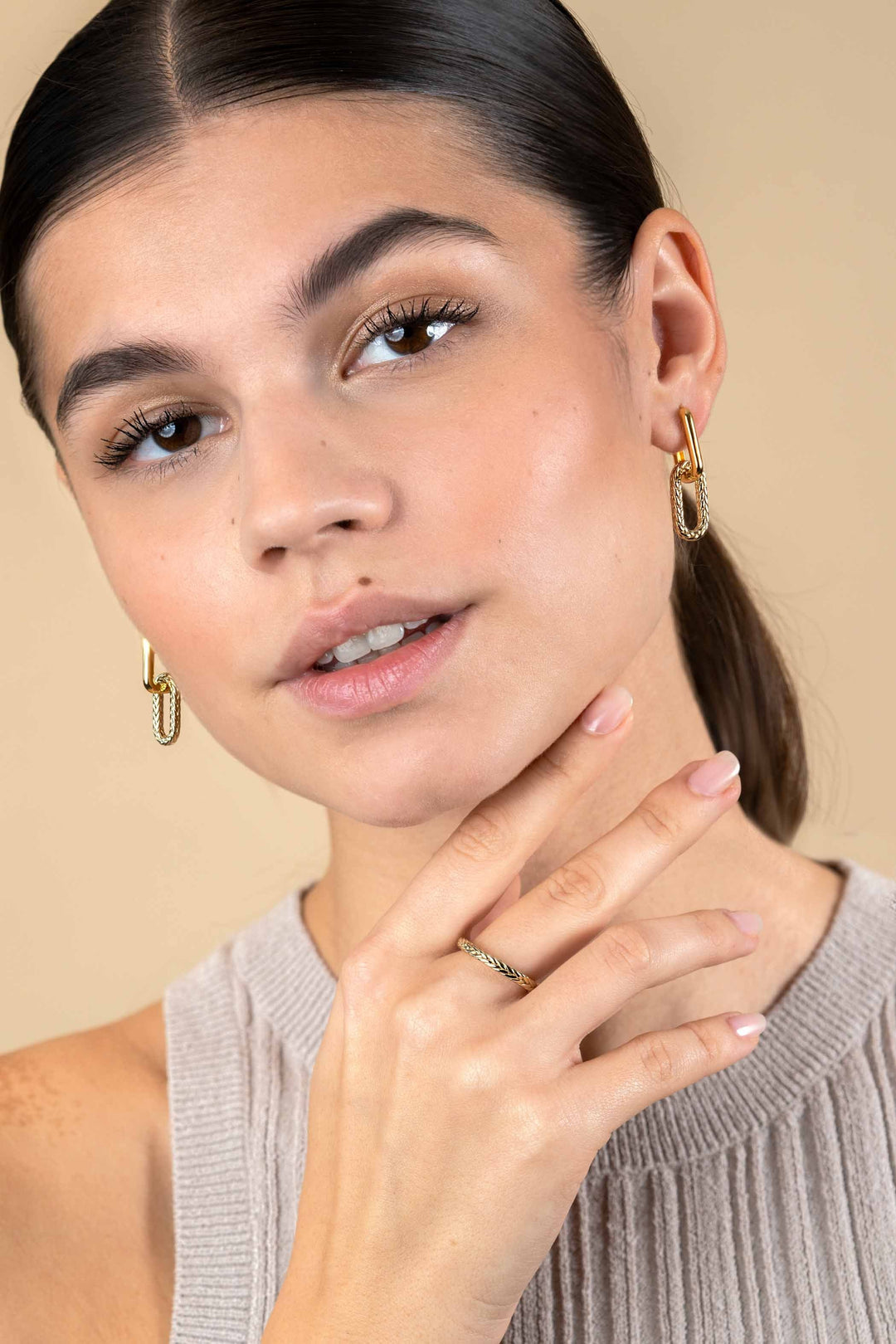 ZINZI gold plated zilveren ring met gevlochten touweffect 2,6 mm – ZIR2553G