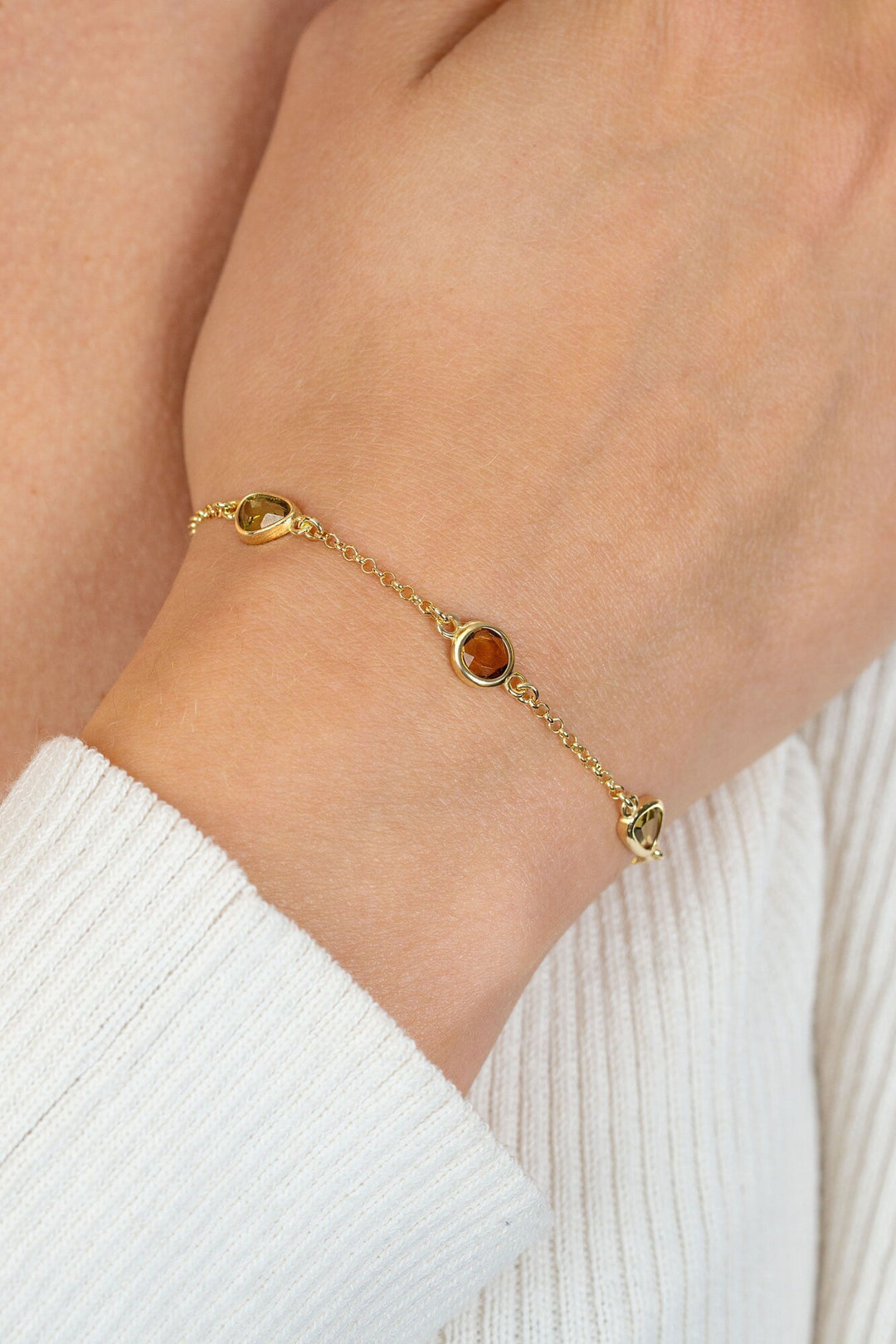 ZINZI goldplated armband met bruine & olijfgroene vormen – ZIA2770