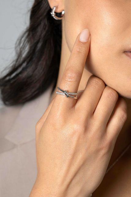 ZINZI zilveren cross-over ring met knoop en bezet met witte zirconia&