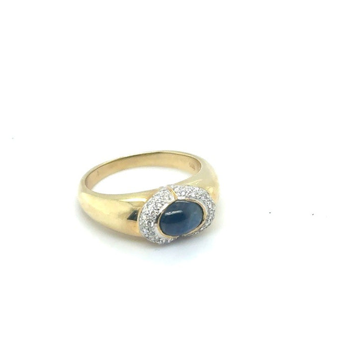 14 kt Gouden Ring met Cabochon Saffier en Pavé Diamant – Occasion
