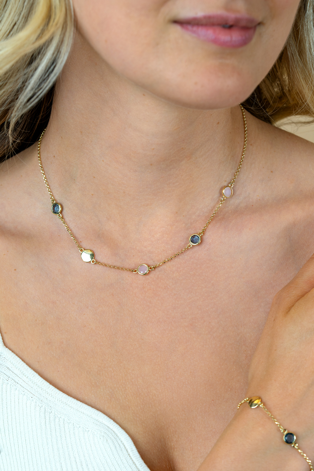 ZINZI gold plated zilveren ketting 40-45cm met rondjes, bezet met blauwe en roze kleurstenen ZIC2715G