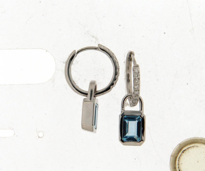 18 kt oorringen met hangers topaas en diamant