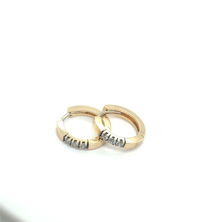 14 Karaat Geelgouden Klapoorringen met Diamant – Mémoirezetting