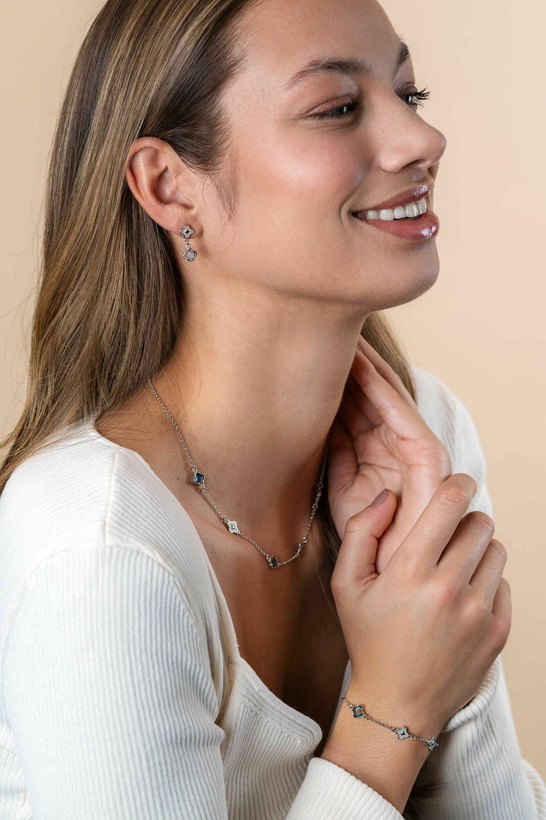 ZINZI zilveren schakel ketting met twee zilveren en drie blauwe klavers 40-45cm ZIC2582
