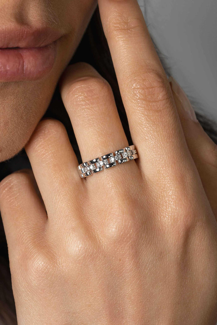 ZINZI zilveren ring met rolex-style schakels en de middenbaan bezet met witte zirconia's 5mm breed ZIR2504.
