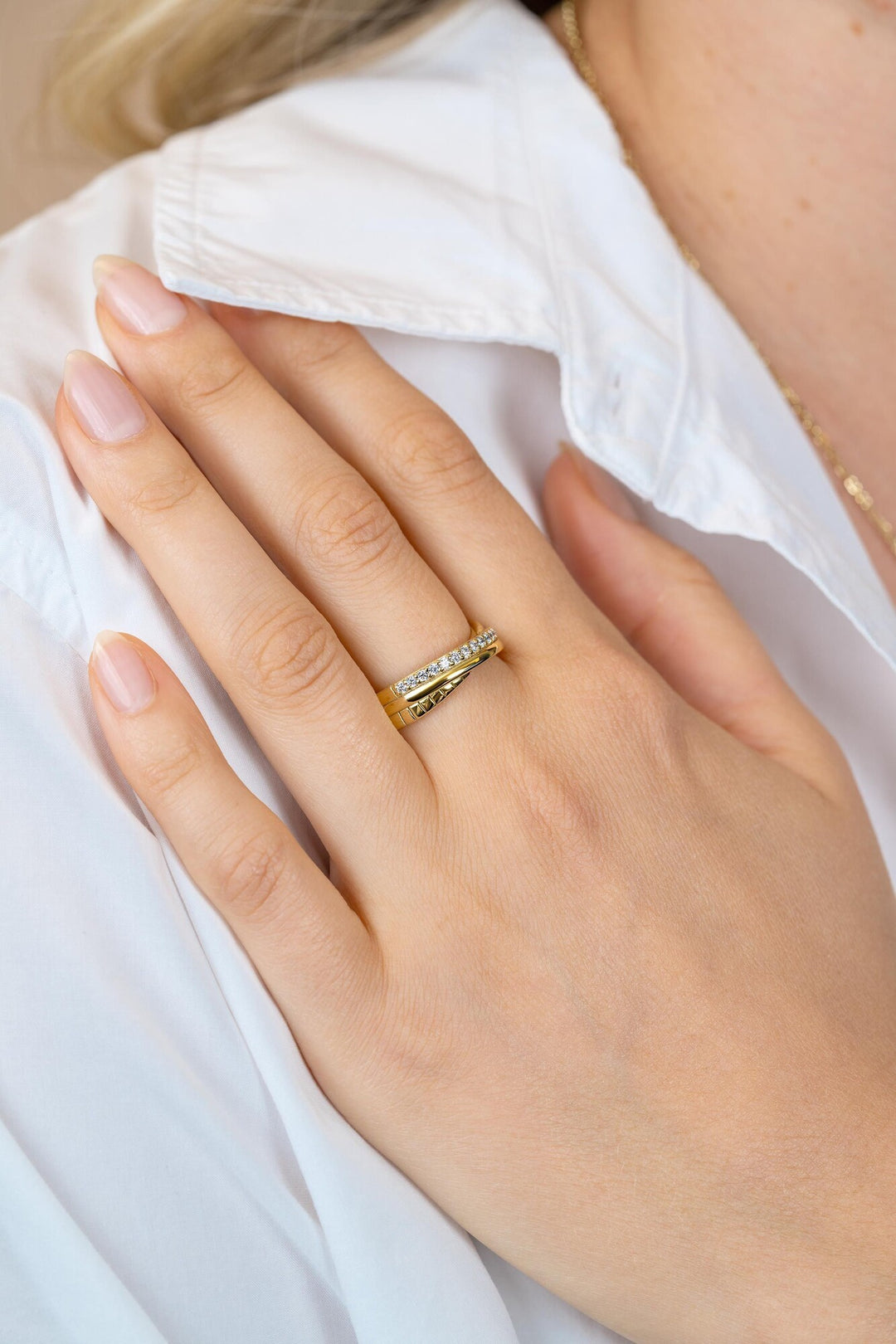 ZINZI Goldplated Zilveren Cross-Over Ring met Witte Zirkonia – ZIR2801