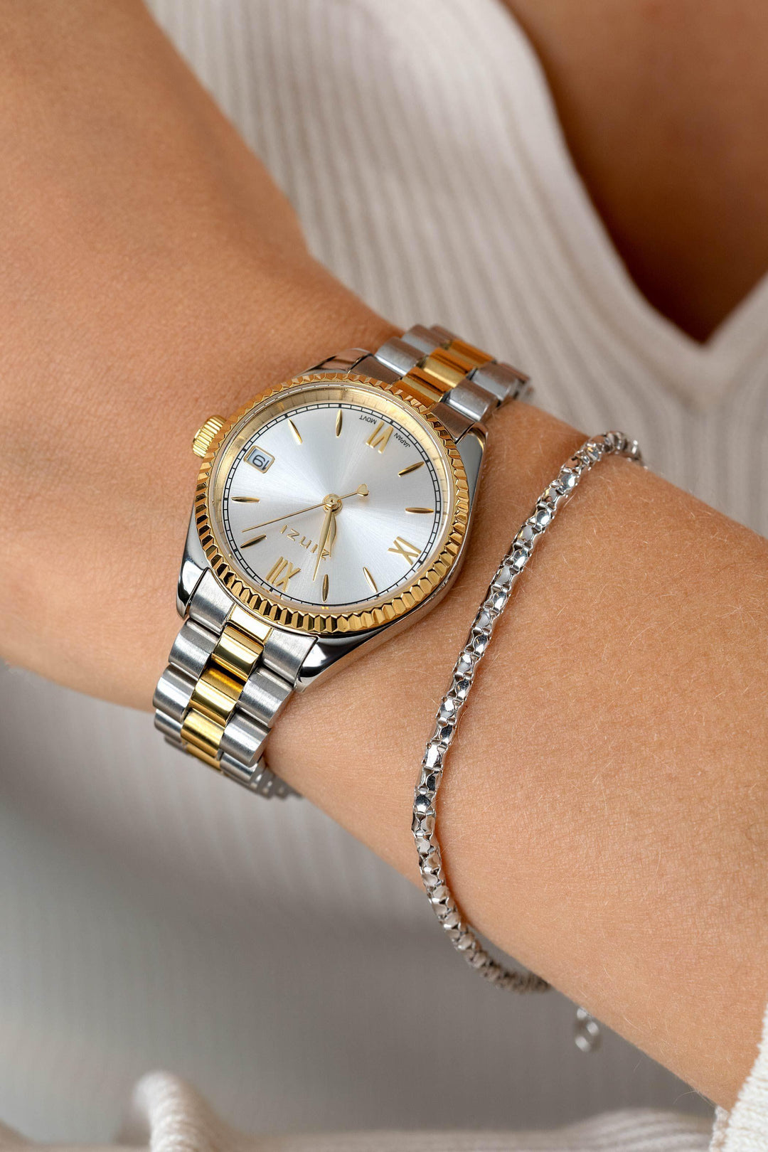 ZINZI Iconic horloge 30mm met datum, goudgekleurde gekartelde rand, zilverkleurige wijzerplaat en stalen bicolor schakelband ZIW2233