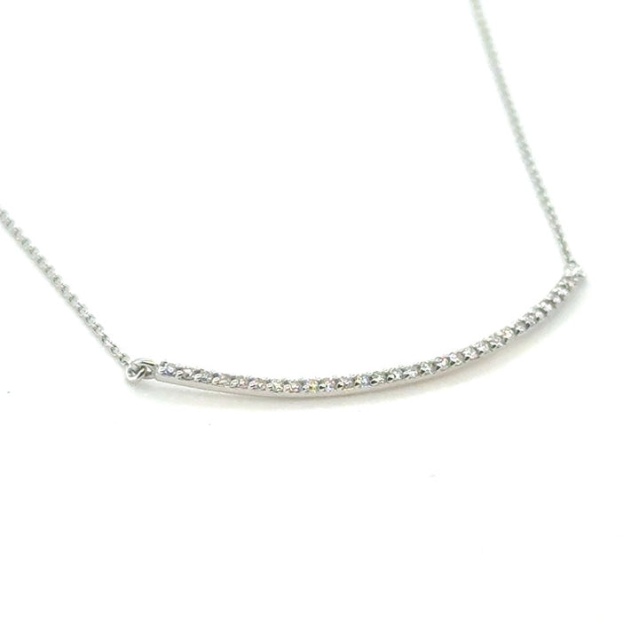 14 karaat witgouden collier met gebogen diamant balkje 0,15 ct H/VSI