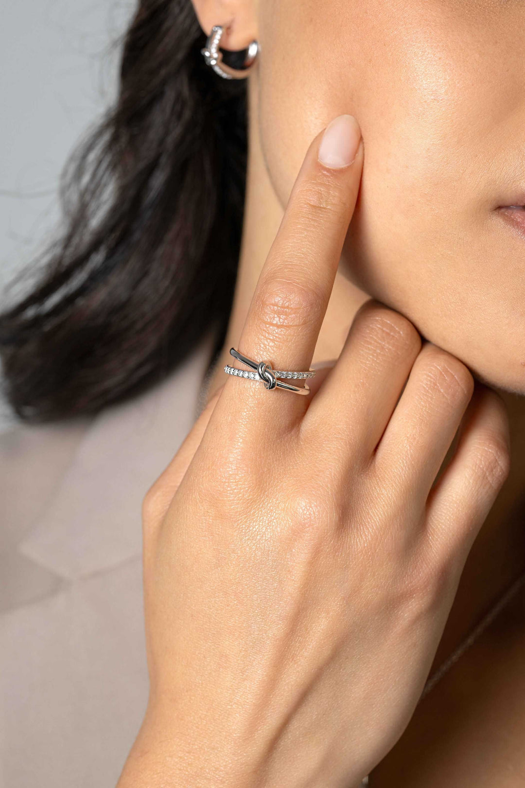 ZINZI Zilveren Cross-over Ring met Knoop en Zirkonia – ZIR2505