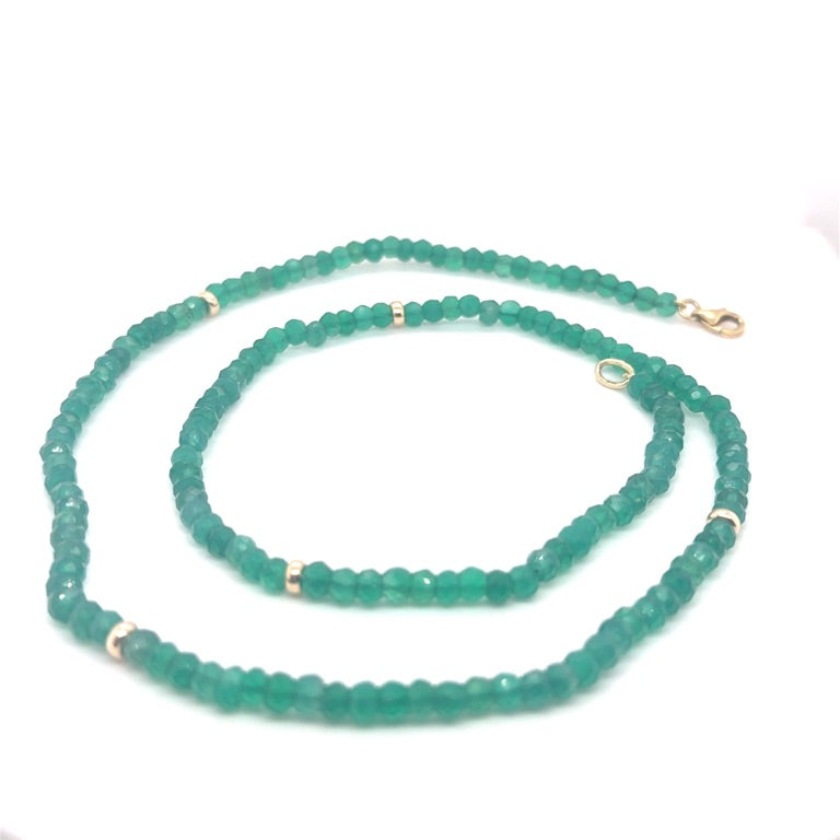 14 kt collier met groene onyx &amp; 5 14 kt beads