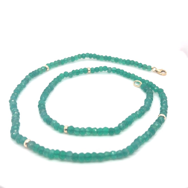 14 kt collier met groene onyx &amp; 5 14 kt beads