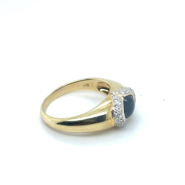 14 kt Gouden Ring met Cabochon Saffier en Pavé Diamant – Occasion