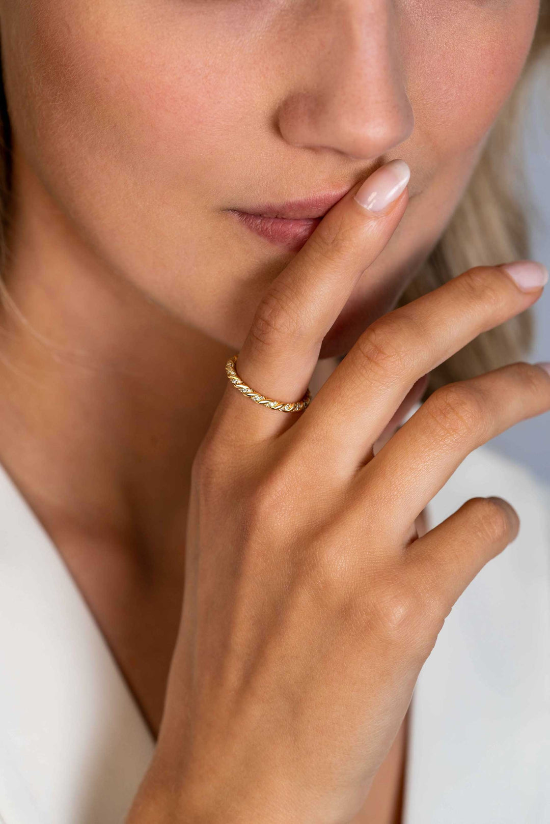 ZINZI Gold Plated Zilveren Aanschuifring Gedraaid met Witte Zirconia’s – ZIR2320Y