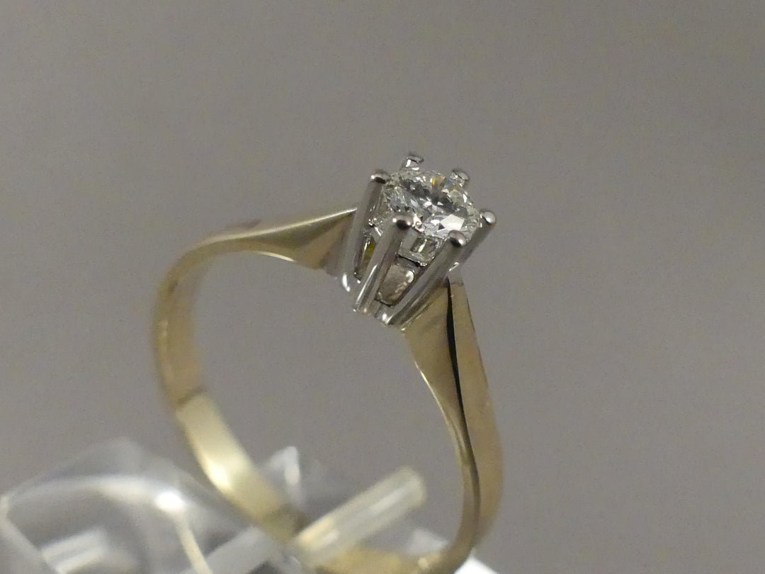 14 kt solitair ring 6 poots 0.70 G/Si2 HDR certificaat
