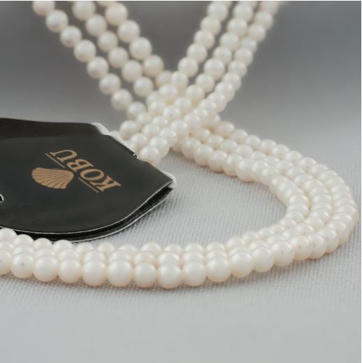 Een Elegante Parelhalsketting van 42 cm met 14 kt Gouden Tussenkralen en een Prachtige Bolle 14 kt Zware Veerring