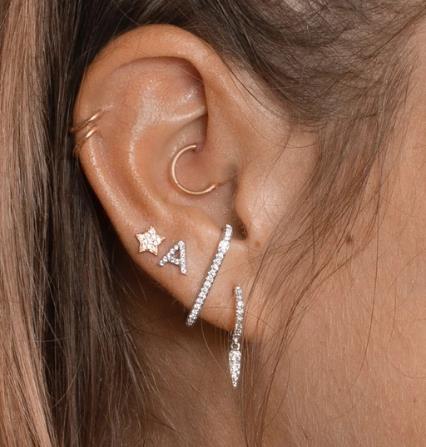 Onze enkele Earcuff in 18K roségoud heeft 22 diamanten, met een totaal van 0.11 caraat. *Wordt per stuk verkocht