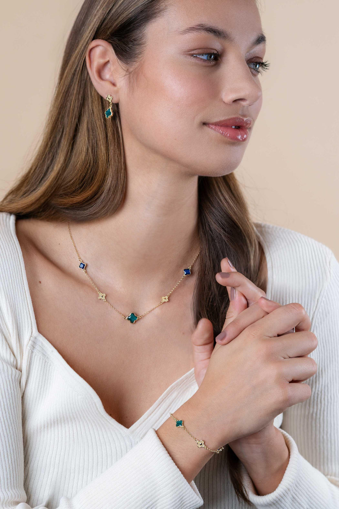 ZINZI gold plated zilveren schakel armband met twee donkerblauwe klavers en een groene klaver 16-19cm ZIA2583