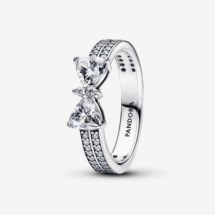 Sprankelende ring met strik en dubbele band
