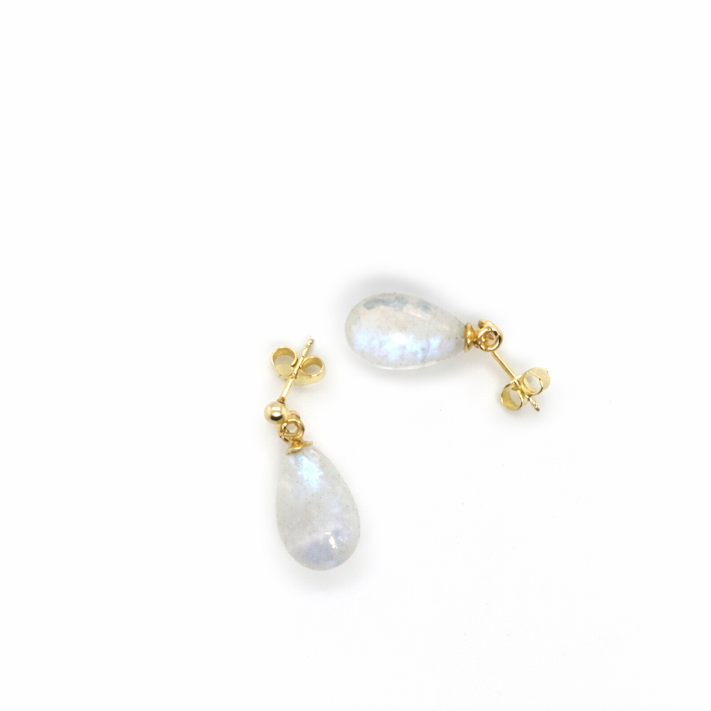 14 kt oorstekers met Regenboog maansteen hangers